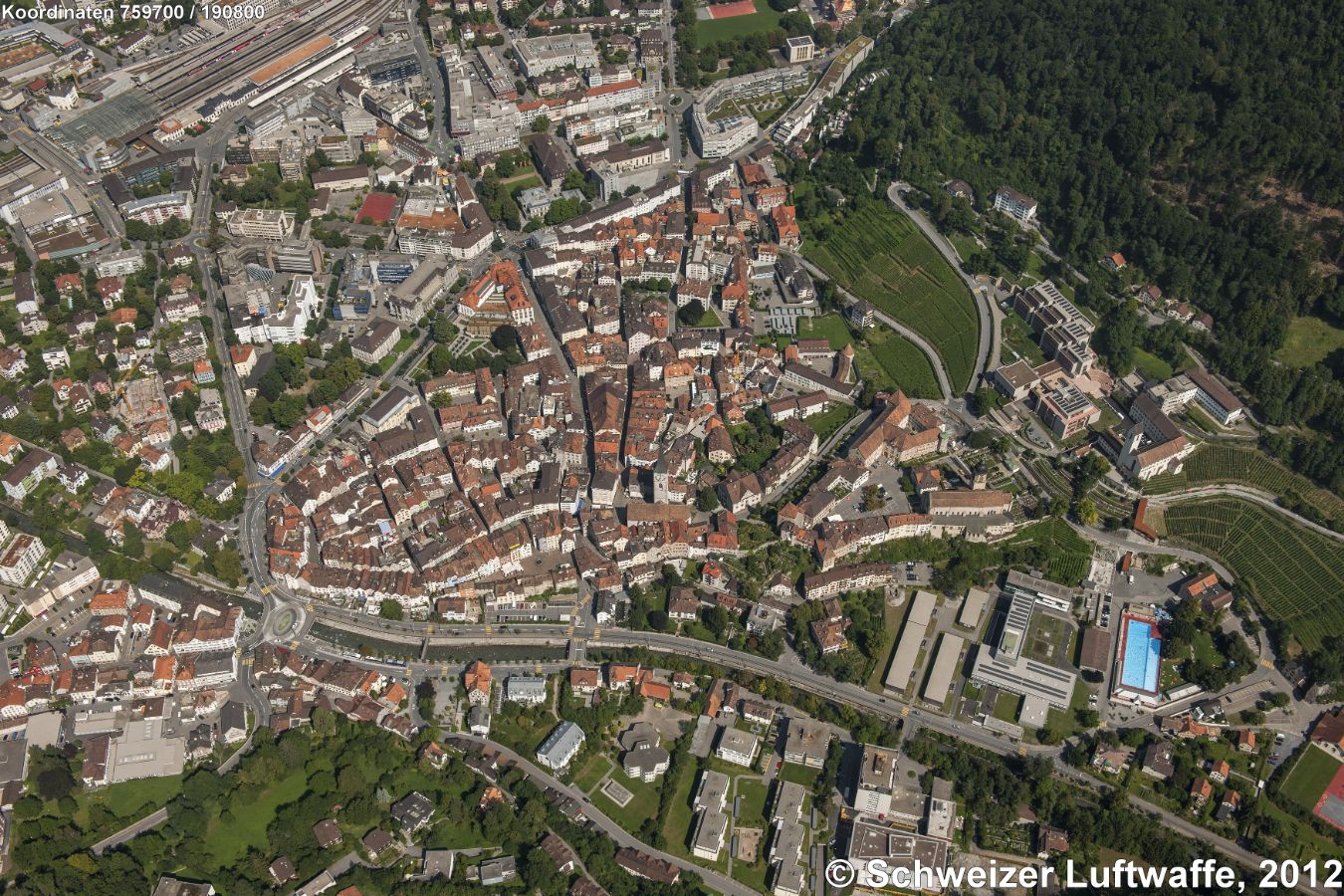 Chur, Altstadt; 'Plessur' im Vordergrund. Bahnhof SBB und RhB oben links im Bild.